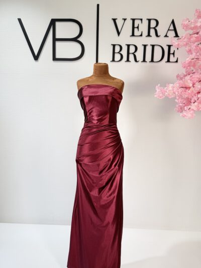 Bordeaux trägerloses Abendkleid mit figurbetonter Passform von Vera Bride