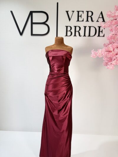 Bordeaux trägerloses Abendkleid mit figurbetonter Passform von Vera Bride