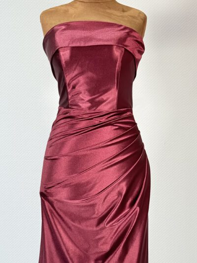 Bordeaux trägerloses Abendkleid mit figurbetonter Passform von Vera Bride